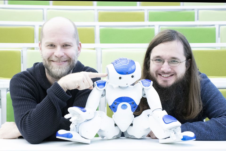 ŠD AI Když robot píše hru režisér Daniel Hrbek autonomní programovatelný humanoidní robot Rudolf Rosa vedoucí projektu THEaiTRE foto Richard Moučka 3 1