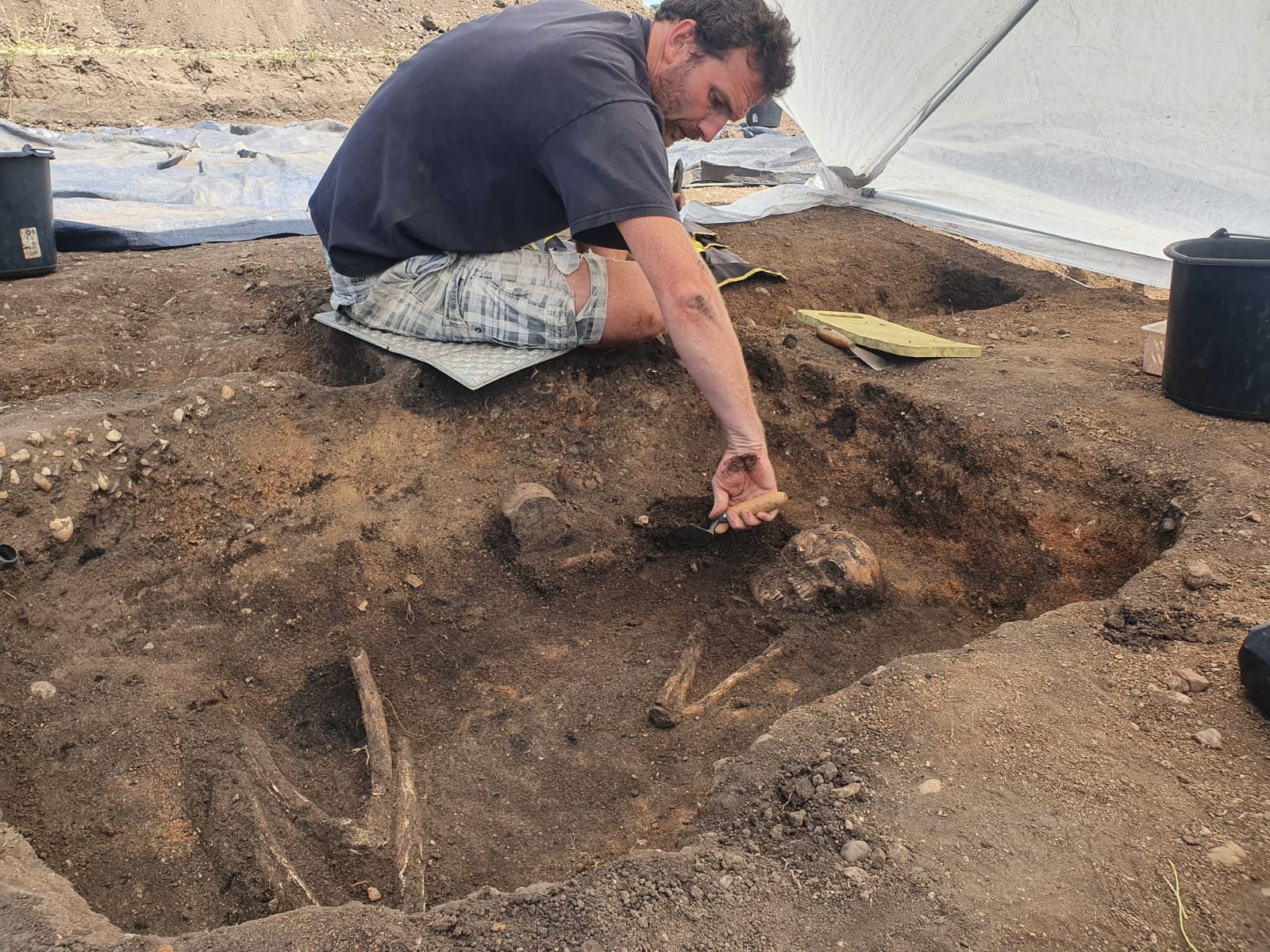 Petr Krištuf ze Západočeské univerzity při odkrývání eneolitického pohřbu  v mohyle  u Račiněvsi foto Martin Mykiska