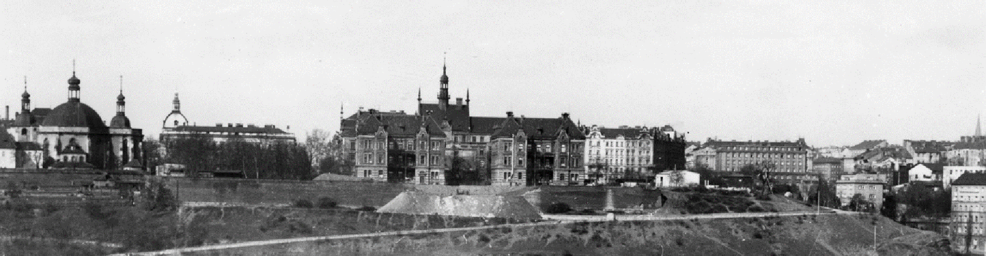 Stará budova Fakulty dětského lékařství na Karlově  v níž sídlil děkanát zbořená 1972. Dnes zde ústí Nuselský most