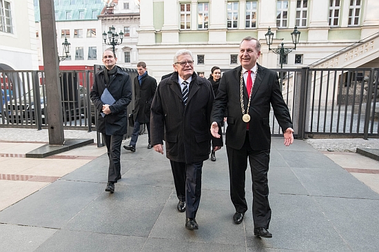 _gauck_coutryard_350_234