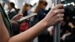 Koronaviru se můžeme dotknout na klice, mobilu i bankovkách