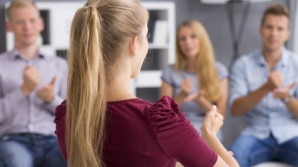 Jak se znakuje COVID-19? Tlumočníci FF UK pomáhají neslyšícím