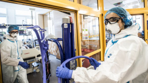 Tady se bojuje o život: Proti covid-19 pomáhají i medici