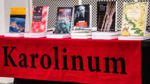 Knihy: Muž Země, mapové sbírky či německý idealismus