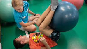 Studující FTVS UK pomáhají dětem růst pohybem i důvěrou