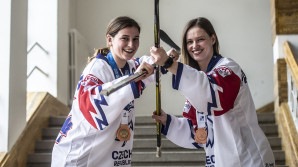 Bronzové hokejistky: V klučičím kolektivu bývá větší legrace