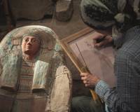 Martin Frouz, 2008: Egyptoložka Hanka Vymazalová dokumentuje rakev z Verkaureovy hrobky. Je to úžasný příklad toho, co naše práce kromě archeologie obnáší. Dnes už je jednoduché udělat 3D model rakve, ale i přesto zůstává ruční kresba ideální formou dokumentace. Nepočítá se totiž jen rychlost či přesnost, ale jde též o detaily, kterých si člověk často povšimne právě tehdy, když předmět kvůli kresbě důkladně studuje vlastním okem.
