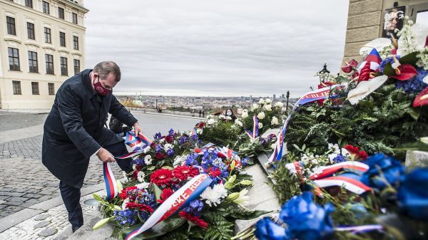 Chovejme se zodpovědně, vzkázal rektor UK 28. října