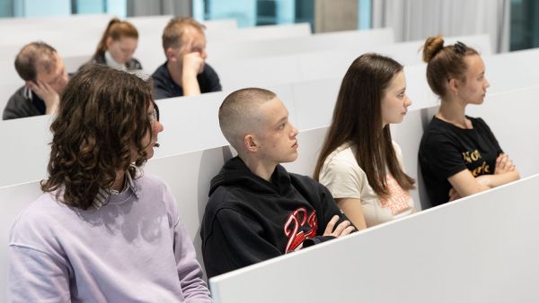 Orientovat se v Česku pomáhá uprchlíkům i kurz FHS UK