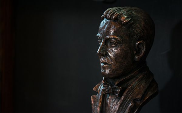 Jan Opletal má ode dneška sochu na 1. lékařské fakultě UK