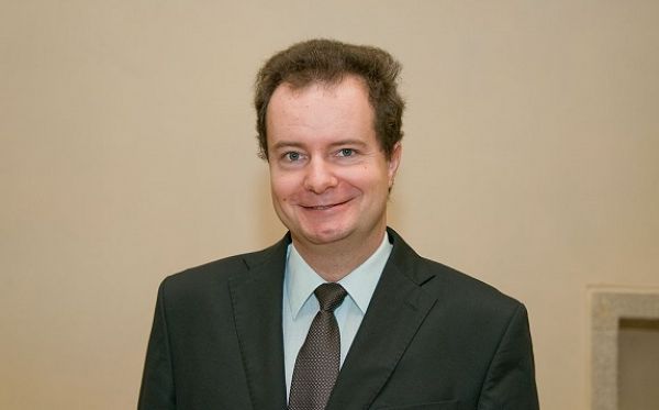 Do čela farmaceutické fakulty chce akademický senát opět Tomáše Šimůnka 