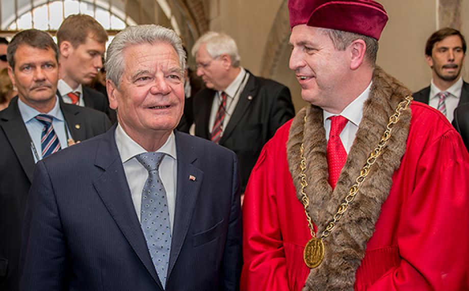 Nedopusťme, aby tank mířil na Kafku, připomněl slavné dílo prezident Gauck