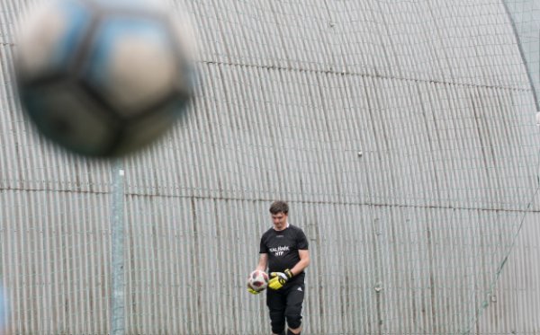 Fotbalem napříč vírou. Kališníci hrají i pomáhají