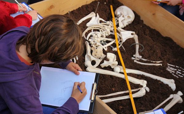 Mezinárodní den archeologie oslavily v Celetné stovky rodin s dětmi