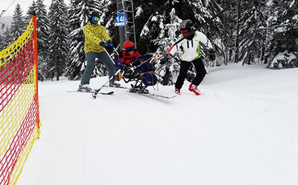 Na lyžích lze jezdit i s tělesným handicapem 