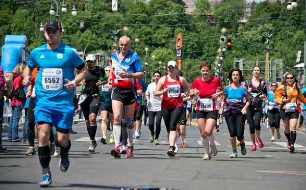 Univerzitní maratonci: Povzbuzování fanoušků zrychlovalo běh a tišilo bolest