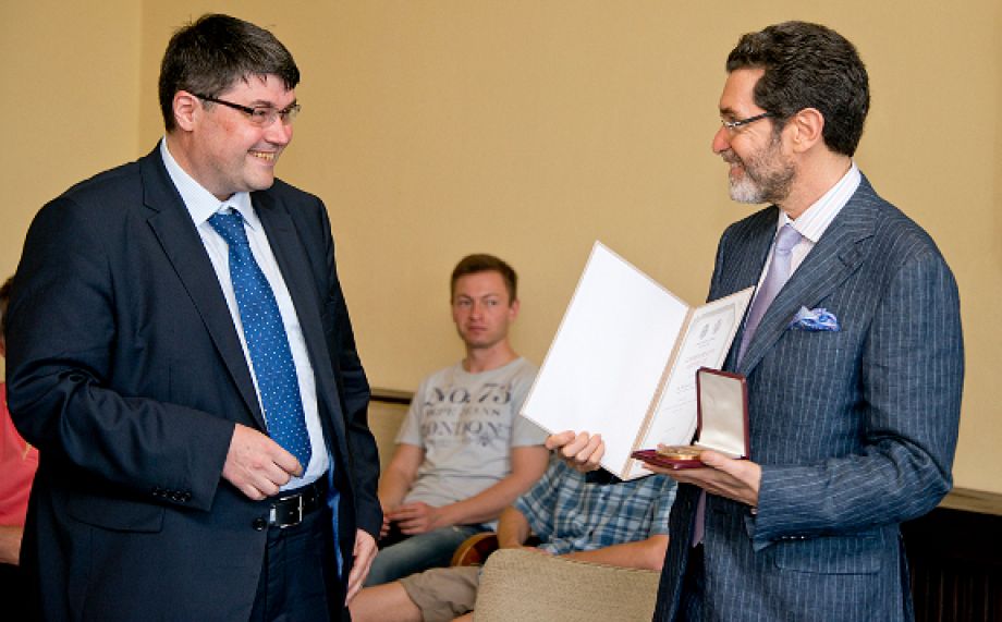 Velvyslanec Eisen dostal pamětní medaili za rozvoj vztahů s právními školami v USA