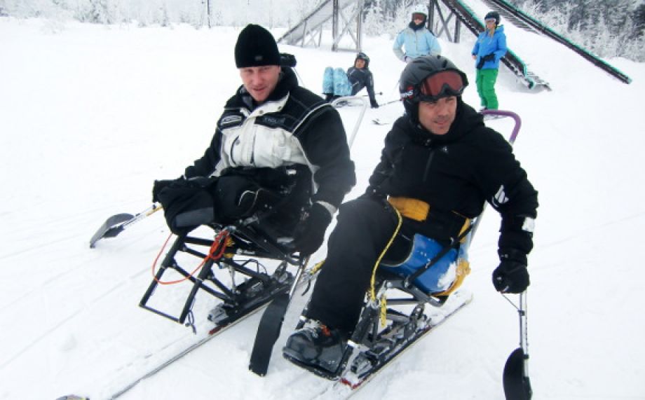 Sportovci po amputaci testovali možnosti sjezdového lyžování 