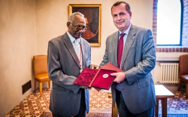 Hassan Hussein převzal stříbrnou pamětní medaili Univerzity Karlovy 