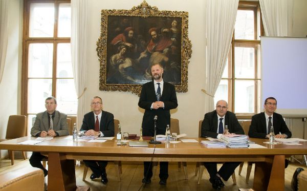 Pamětní medaili Univerzity Karlovy obdrželi profesoři Mazánek a Mareš 