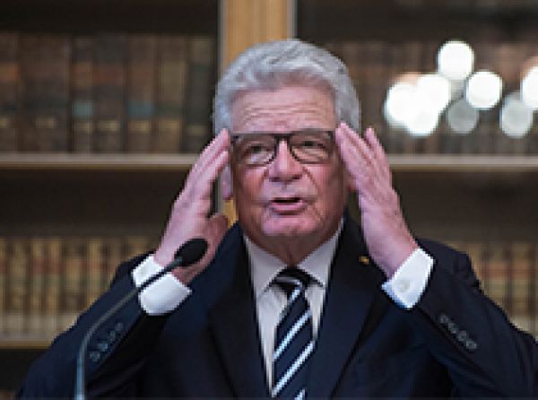 Germany&#039;s Joachim Gauck awarded the Charles IV Prize