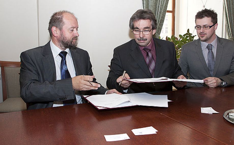 MFF UK podepsala první dvě smlouvy o partnerské spolupráci