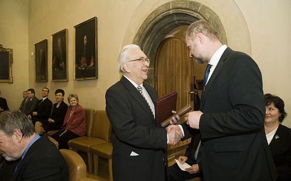 Profesor Hynie obdržel pamětní medaili Univerzity Karlovy