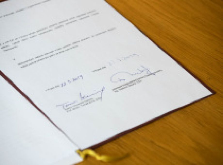 Charles University and Chamber of Commerce sign memorandum