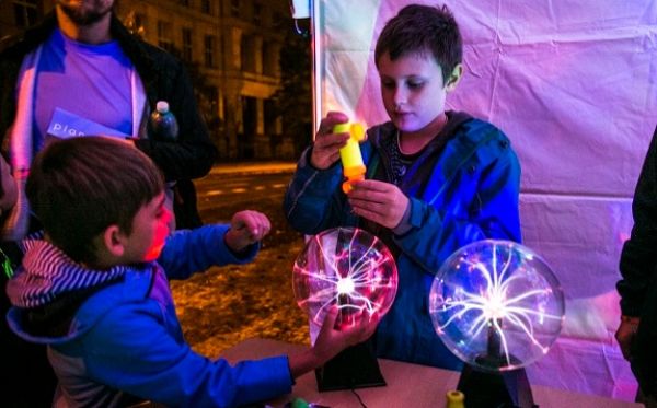 Noc vědců na UK přilákala přes tři tisíce lidí