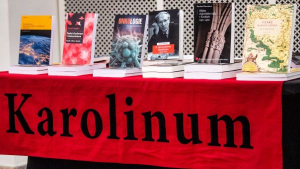 Knihy: Muž Země, mapové sbírky či německý idealismus