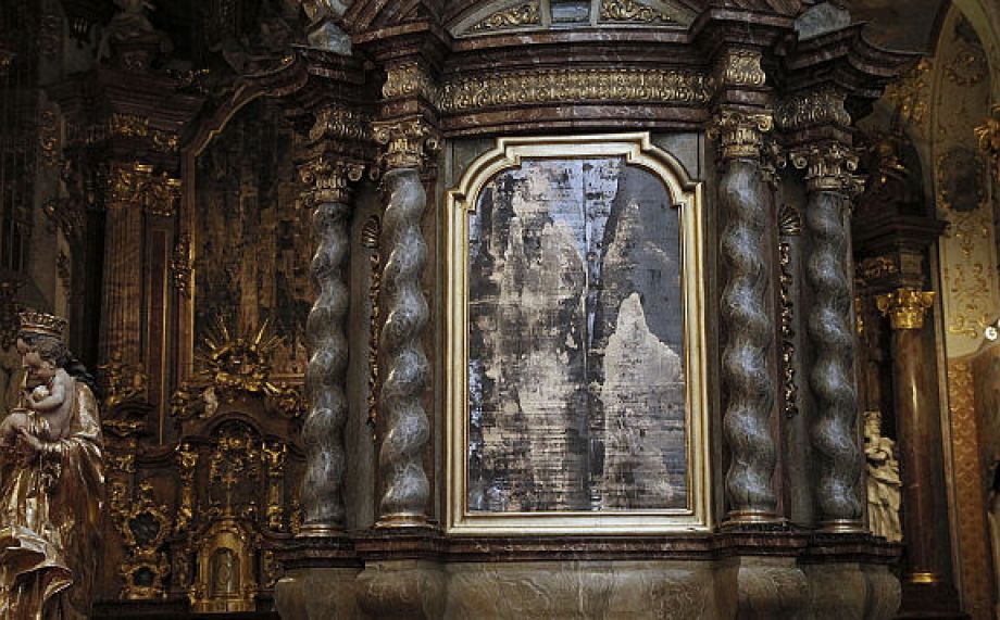 Barokní oltáře v Salvátoru nahradilo až do Velkého pátku současné umění