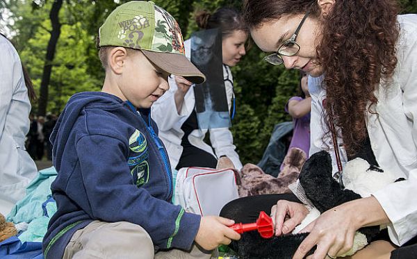 Děti si v parku zkusily základy první pomoci a ošetřily medvídka 