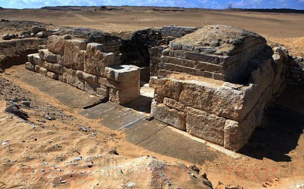 Czech expedition discovers the tomb of an ancient Egyptian unknown queen.