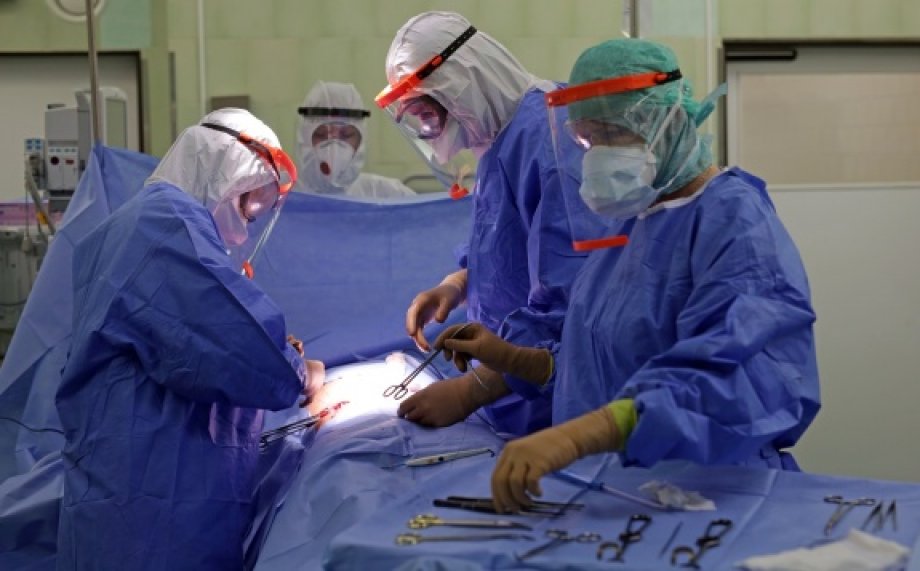 Obrazem: Lékaři operují pacienta s podezřením na COVID-19