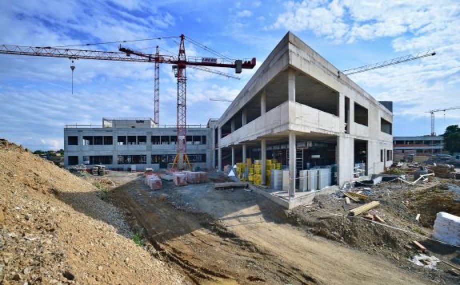BIOCEV je pod střechou. Výzkumné centrum přivítá první vědce za rok