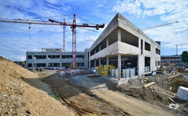 BIOCEV je pod střechou. Výzkumné centrum přivítá první vědce za rok