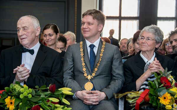 Pražští radní vyznamenali profesorku Illnerovou a profesora Kouteckého