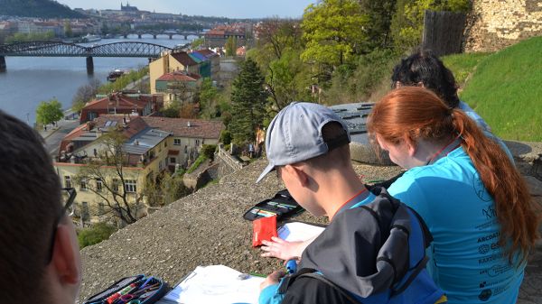 Mladí geografové soutěžili i v měření Vyšehradských sadů