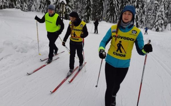 Nevidomí vyrazili s UK na lyžařský kurs