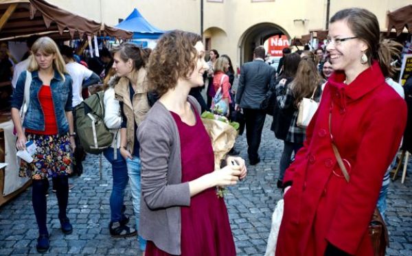 Na studentském Jarmarku se čistily zuby, hrál LARP i tančila salsa