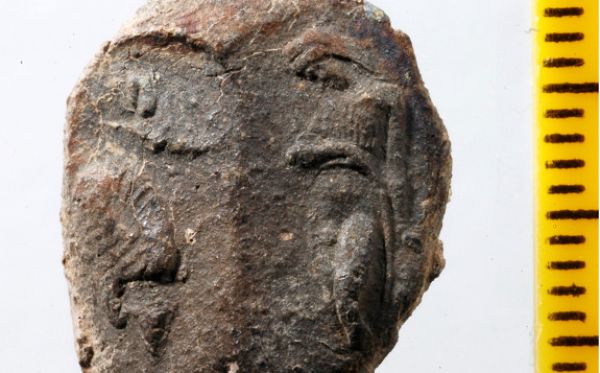 Shořelý antický archiv vydal své tajemství. Dvacet hliněných pečetí s otisky gem
