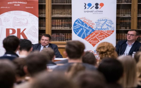 Expremiéři zahájili debatou se studenty Svobodný Listopad