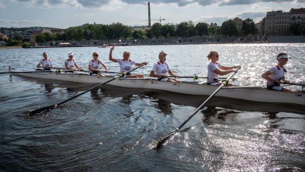 Obrazem: Univerzitní osmy vyhrály ženy UK, muži stříbrní