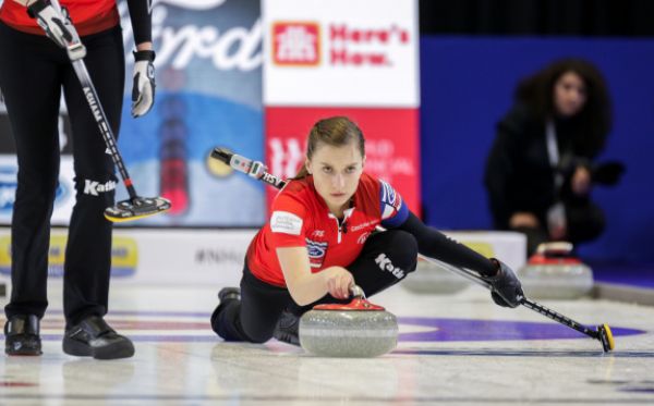 Curlerka Alžběta Baudyšová ukládá medaile do krabice