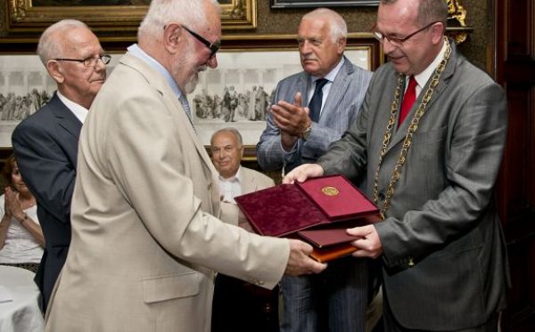 Strážce Hlávkova odkazu profesor Pavlíček dostal zlatou pamětní medaili UK