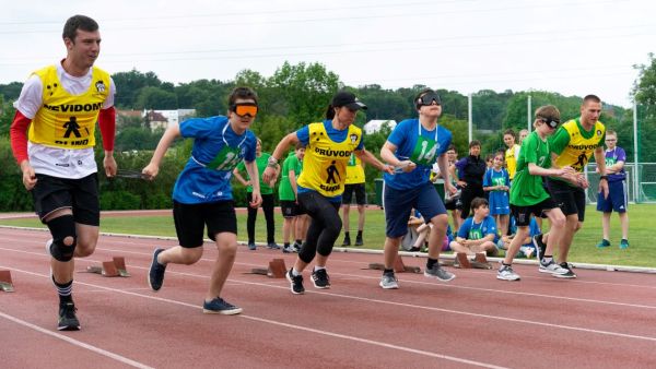 Zrakově postižení předvedli na FTVS sportovní výkony