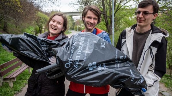 Nové Dobrovolnické centrum na úvod vyzvalo k úklidu