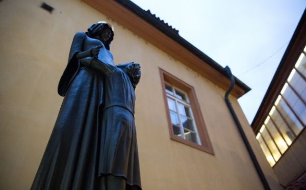 Univerzita Karlova odhalila sochu královny Elišky Přemyslovny
