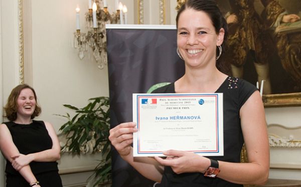 Sedm studentů UK převzalo ceny z rukou nobelisty Jean-Marie Lehna   