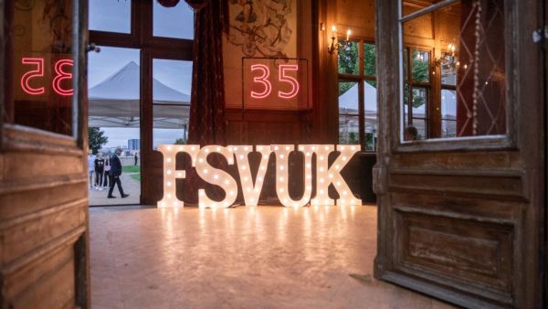 Od skromných začátků k dynamické instituci: FSV UK slaví 35 let